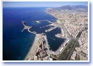 Vue de la plage et du port